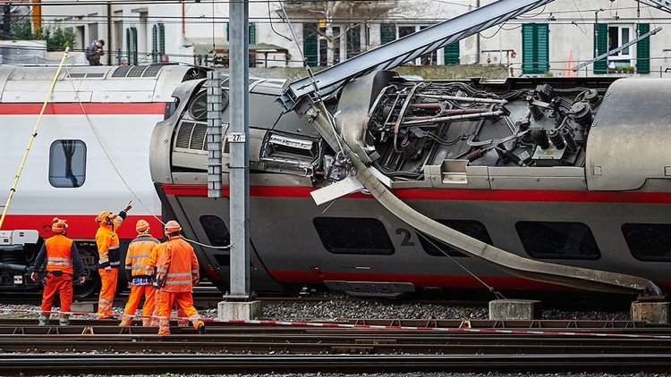 انحراف قطار عن مساره في سويسرا (صور + فيديو)