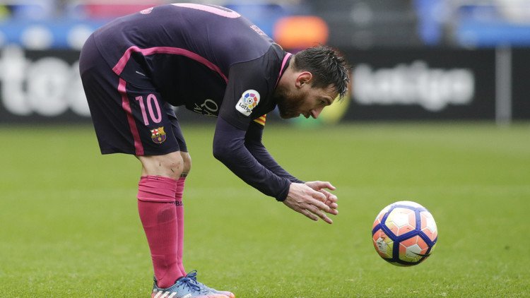 حكم مباراة برشلونة وفالنسيا ينسى تسجيل الإنذار بحق ميسي