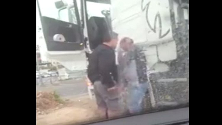 شرطي إسرائيلي ينهال ضربا على شيخ مقدسي 