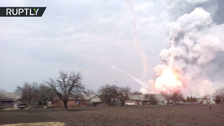 فيديو صادم لحريق ضخم في مستودع للذخيرة شرقي أوكرانيا