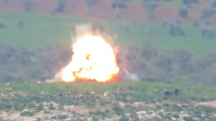 صاروخ تاو يصيب دبابة سورية بريف حماة وتتابع سيرها !