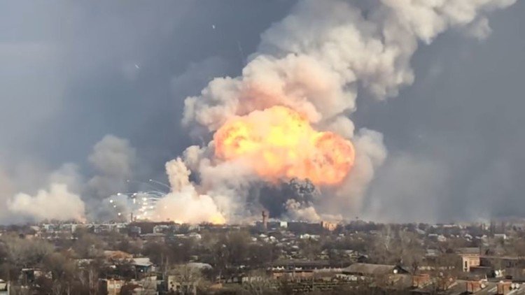فيديو جديد للانفجارات الضخمة في مستودع ذخائر بمدينة بالاكليا الأوكرانية
