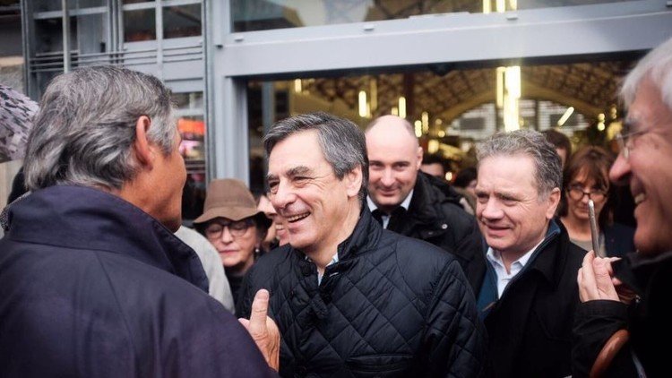 فرانسوا فيون يتعرض للرشق بالبيض