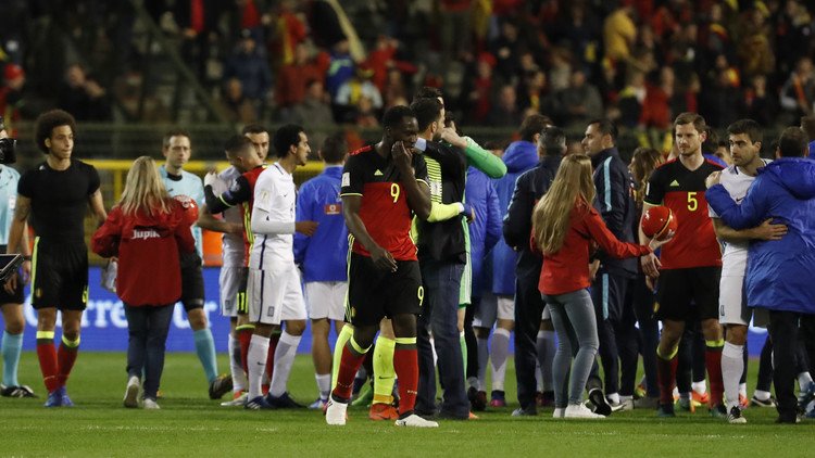 الشياطين الحمر ينجون من مصيدة الإغريق