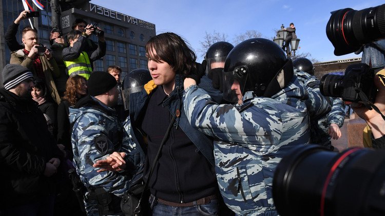 مصدر أمني: توقيف أكثر من 800 شخص في مظاهرة غير مرخصة وسط موسكو (فيديو)