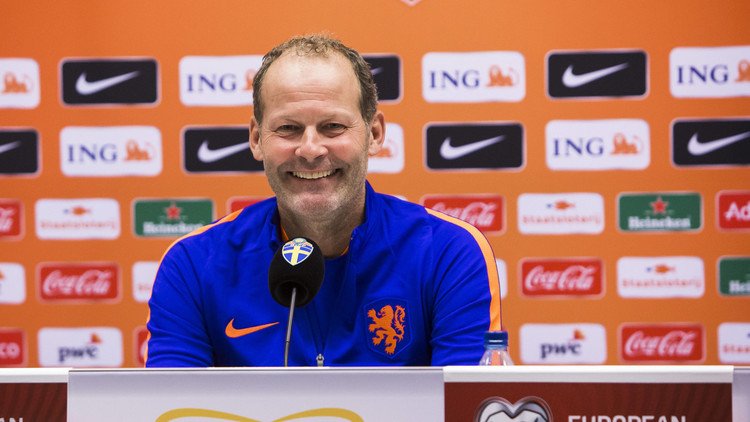 مدرب هولندا يلمح بالرحيل