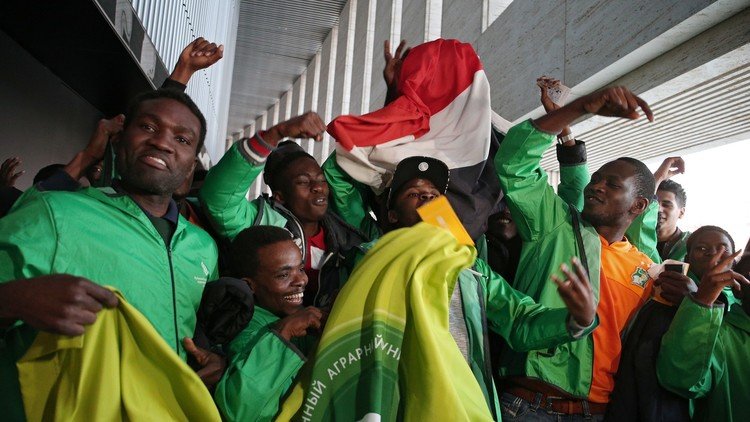 الجماهير الروسية تحتفي بضيوفها من ساحل العاج