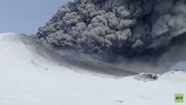 لحظة ثوران بركان في كامتشاتكا الروسية بعد 250 عام من الخمود