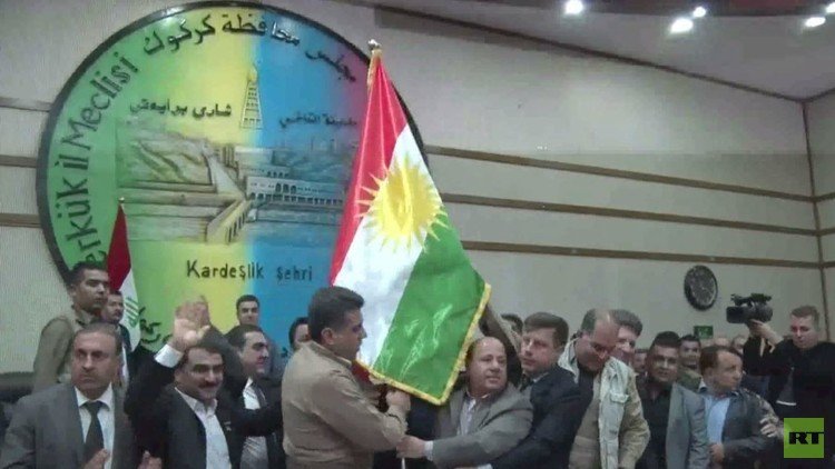 رفع العلم الكردي في مجلس محافظة كركوك