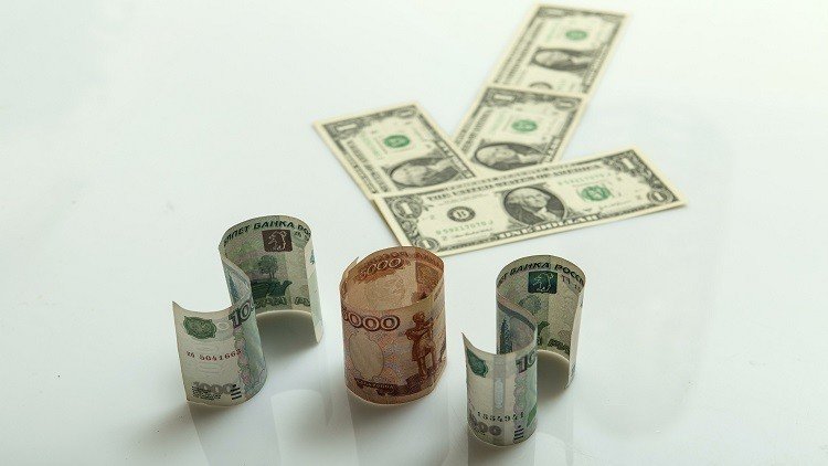 الدولار بـ 56 روبلا لأول مرة منذ 2015
