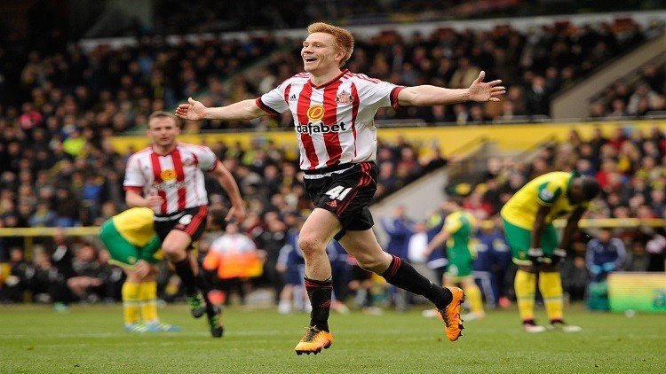 لاعب في البريميرليغ ينقذ 3 أشخاص من الغرق