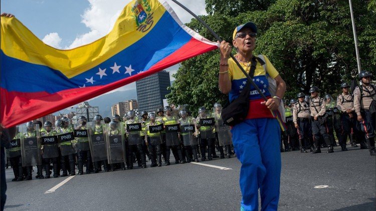 زاخاروفا: التدخلات الخارجية في شؤون فنزويلا تزيد الطين بلة