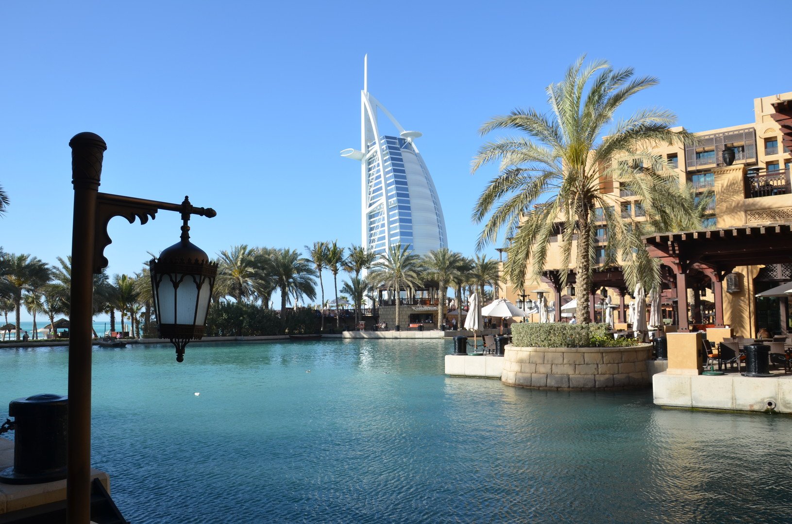 9- الإمارات
تتجاوز حصة الفرد من الناتج المحلي الإجمالي 67 ألف دولار سنويا
وتعتمد الإمارات في اقتصادها على إعادة التصدير والتجارة واستخراج وتصدير الخامات.
وتنتج الإمارات ما يقارب من 2.2 مليون برميل نفط يوميا.