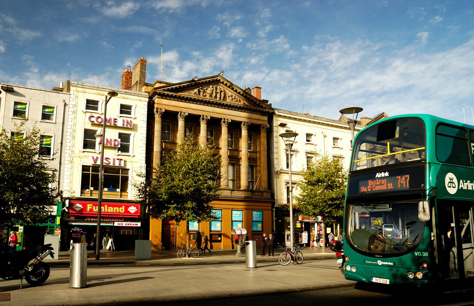 7- إيرلندا
اقتصاد هذا البلد يعتبر واحد من أسرع الاقتصادات النامية في أوروبا.
تتجاوز حصة الفرد من الناتج المحلي الإجمالي 69 ألف دولار سنويا.