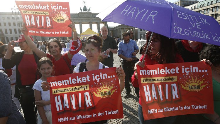 احتجاج على إعلان يحاكي انقلابا جديدا في تركيا