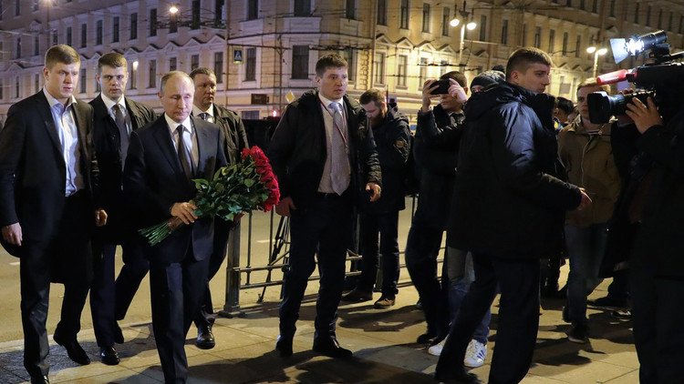 بوتين يضع الزهور عند موقع التفجير في بطرسبورغ 
