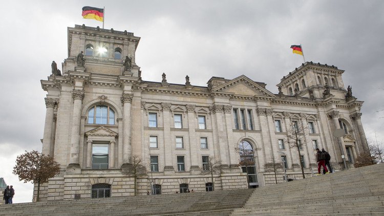 قانون ألماني يغرم دعاة الكراهية عبر الإنترنت