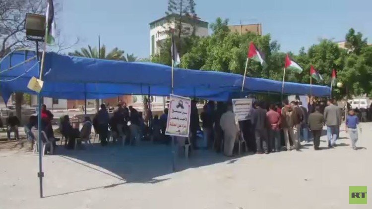 السلطة تقلص رواتب موظفيها في غزة