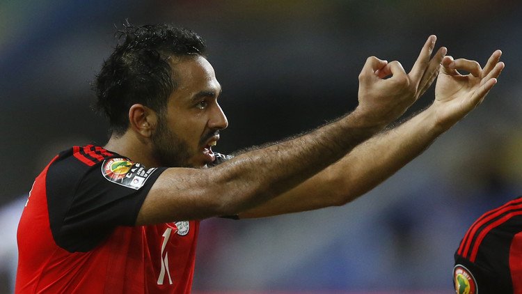 بالفيديو.. المصري كهربا يعتدي على مشجع