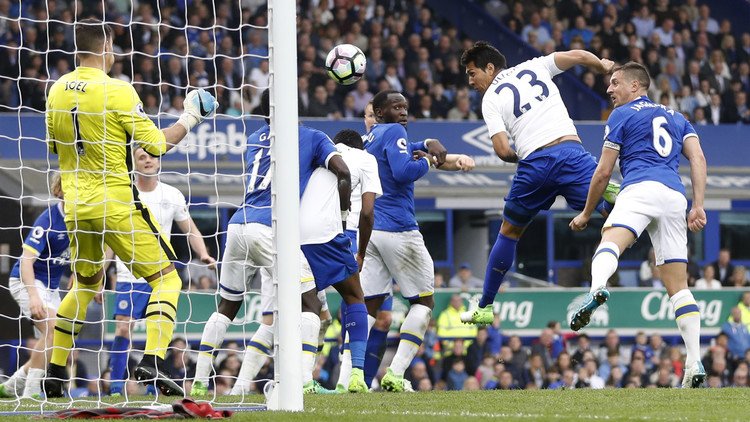 إيفرتون يتغلب على ليستر في مباراة مجنونة