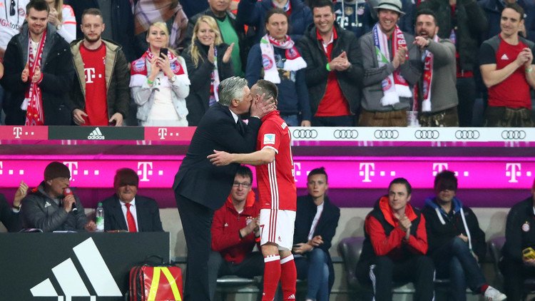 بالفيديو.. أنشيلوتي يمتص غضب ريبري بـ "قبلة"