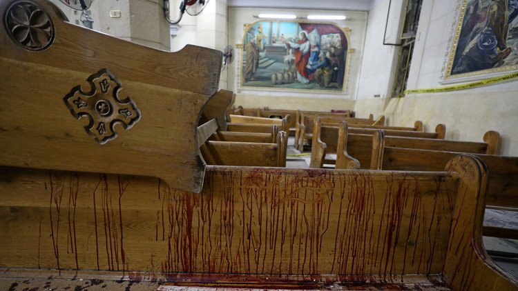 بالفيديو.. لحظة الانفجار بمدخل الكنيسة المرقسية في الإسكندرية