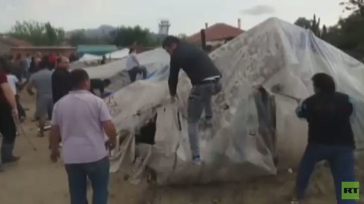مجموعة من الأتراك يهاجمون لاجئين سوريين ويهدمون مخيماتهم