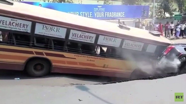 حفرة ابتلعت حافلة وسيارة بشهية في طريق عام