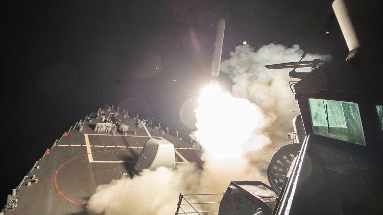 مدمرة أمريكية تطلق صاروخ توماهوك من البحر الأبيض المتوسط باتجاه مطار الشعيرات الحربي في سوريا، 7 أبريل 2017