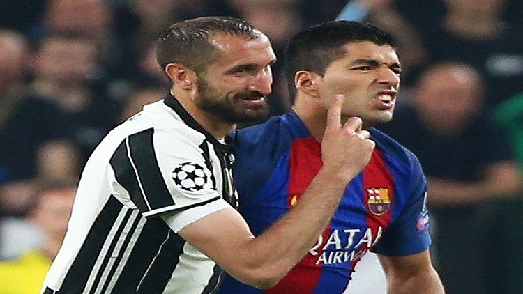 بالفيديو..كيليني يتصالح مع سواريز بعد العضة الشهيرة