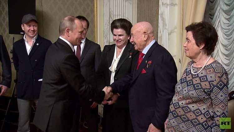  خوذة رواد الفضاء هدية لبوتين (فيديو)