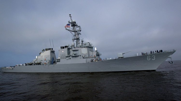 مدمرة أمريكية تسبح في بحر الصين الجنوبي