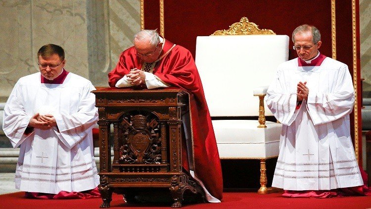 بابا الفاتيكان يستعرض 