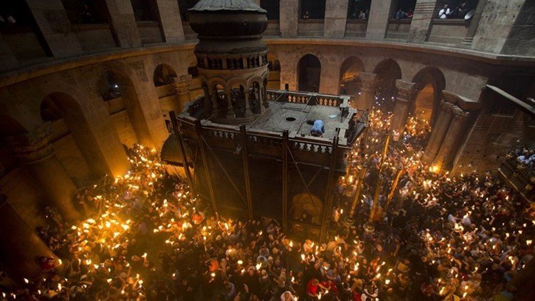 النار المقدسة تنبثق من قبر السيد المسيح في القدس