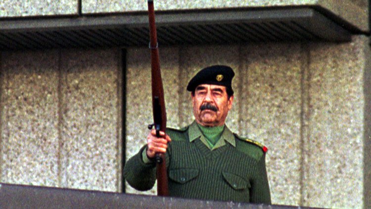 قاض عراقي: القذافي حاول تهريب صدام حسين من سجنه