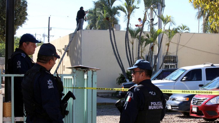 رمي 3 أشخاص من طائرة محلقة في المكسيك