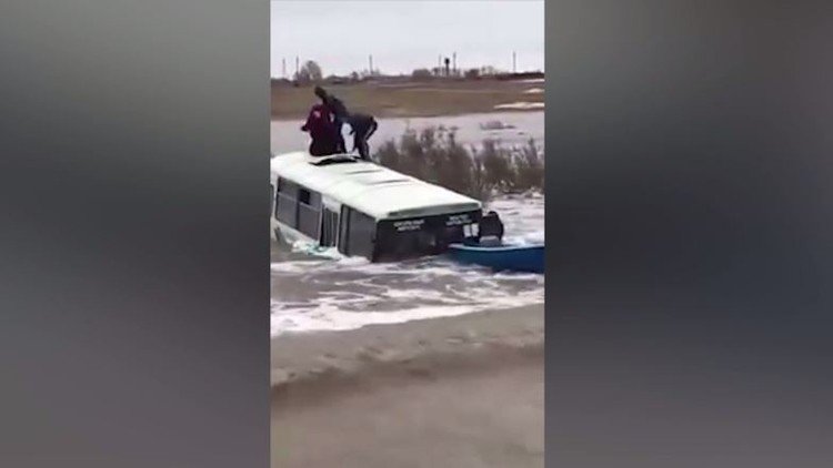 تيار جارف يبتلع حافلة تقل تلاميذ في كازاخستان
