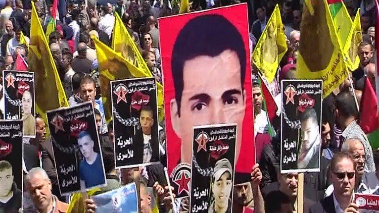 الأسرى الفلسطينيون يضربون عن الطعام