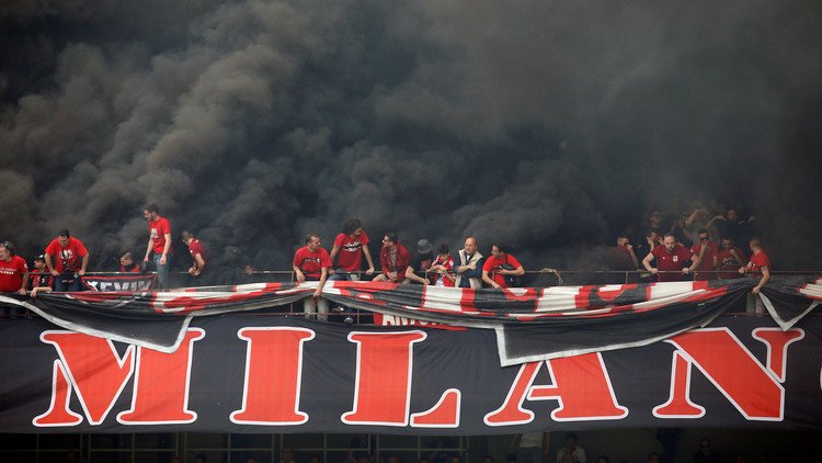 ميلان يعقد أولى صفقاته