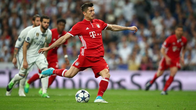 بالفيديو.. رونالدو يرد التحية للمهاجم ليفاندوفسكي