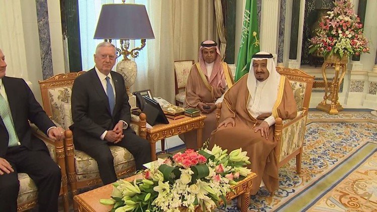 العاهل السعودي يلتقي بوزير الدفاع الأمريكي