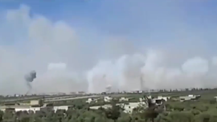 لقطات فيديو تظهر قتالا عنيفا خلال اقتحام الجيش السوري لبلدة طيبة الإمام في ريف حماة 