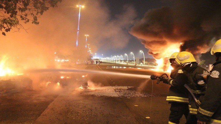 حريق هائل في السعودية على أوتوستراد مكة!