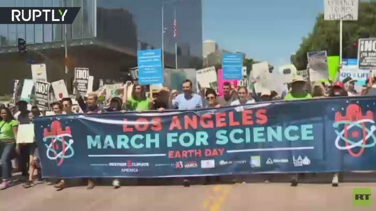 علماء العالم يتظاهرون ضد ترامب.. والسبب! (صور+ فيديو)