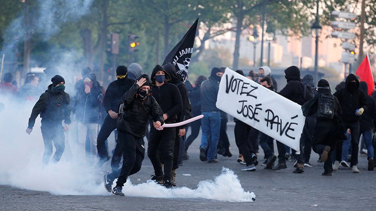 الشرطة تستخدم القوة لتفريق الاحتجاجات في باريس وإصابة مراسلة 