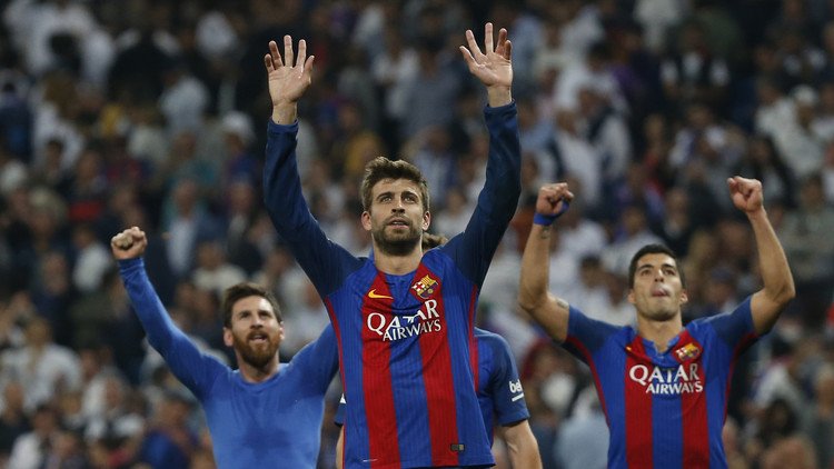 برشلونية تجر مدريديا بحبل مربوط حول عنقه بعد خسارته الرهان! (فيديو)