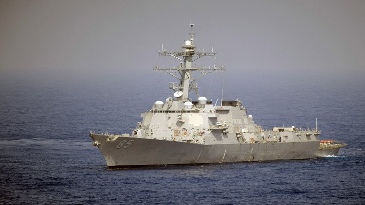 مدمرة أمريكية شغلت وضعية الإطلاق مع اقتراب سفينة إيرانية منها في الخليج
