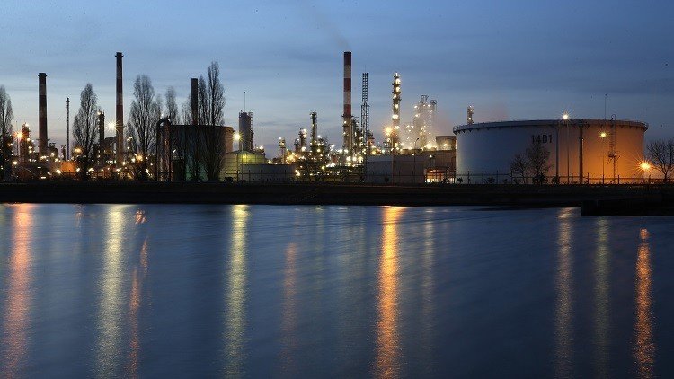 النفط ينحدر إلى المنطقة الحمراء