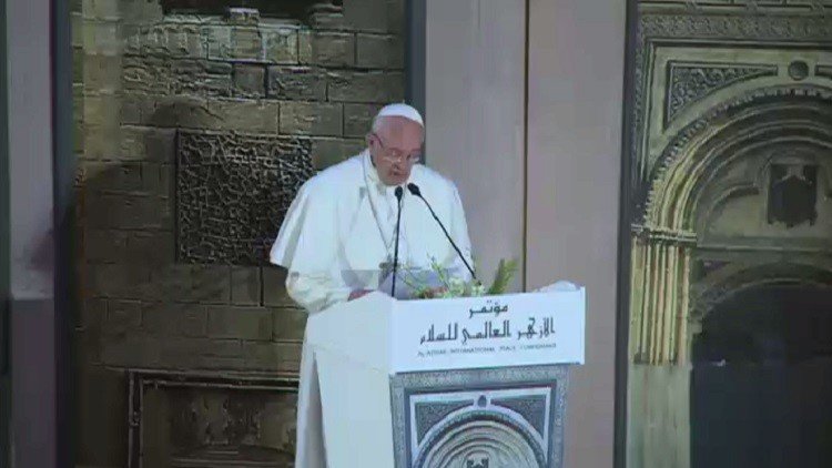 البابا يدعو من مصر إلى نبذ التطرف