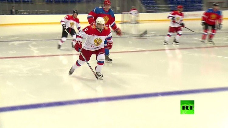 بوتين وجان كلود كيلي يشاركان في مباراة لهوكي الجليد